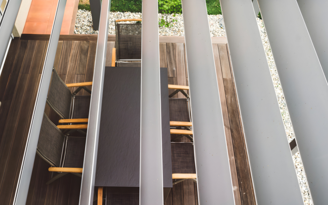 Motorized and retractable pergolas with adjustable aluminum louvers over outdoor dining area